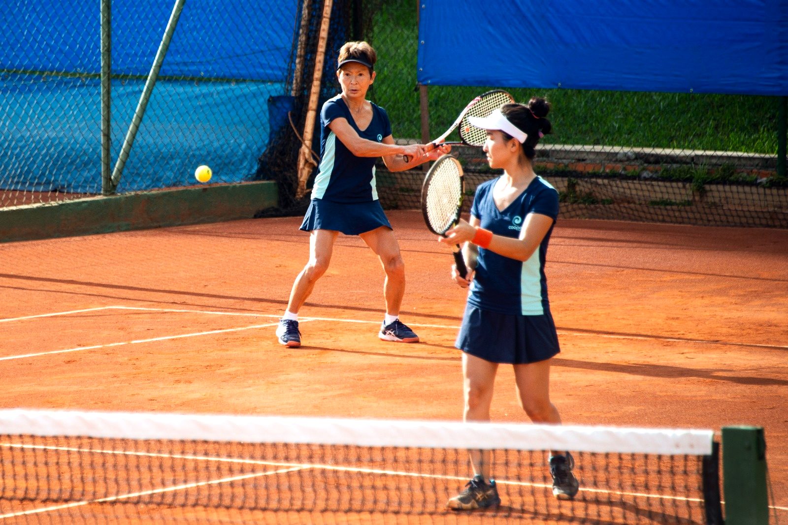 Dupla da equipe feminina em quadra