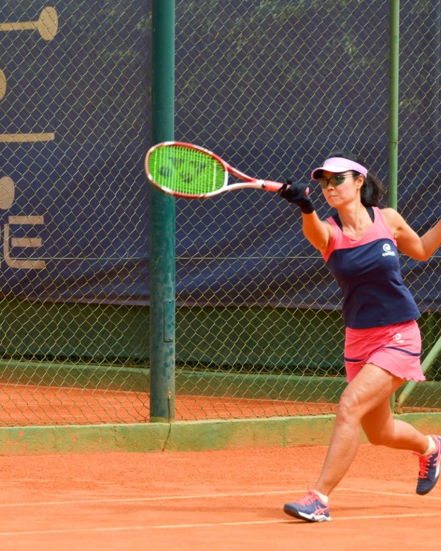 Sócia executa um forehand