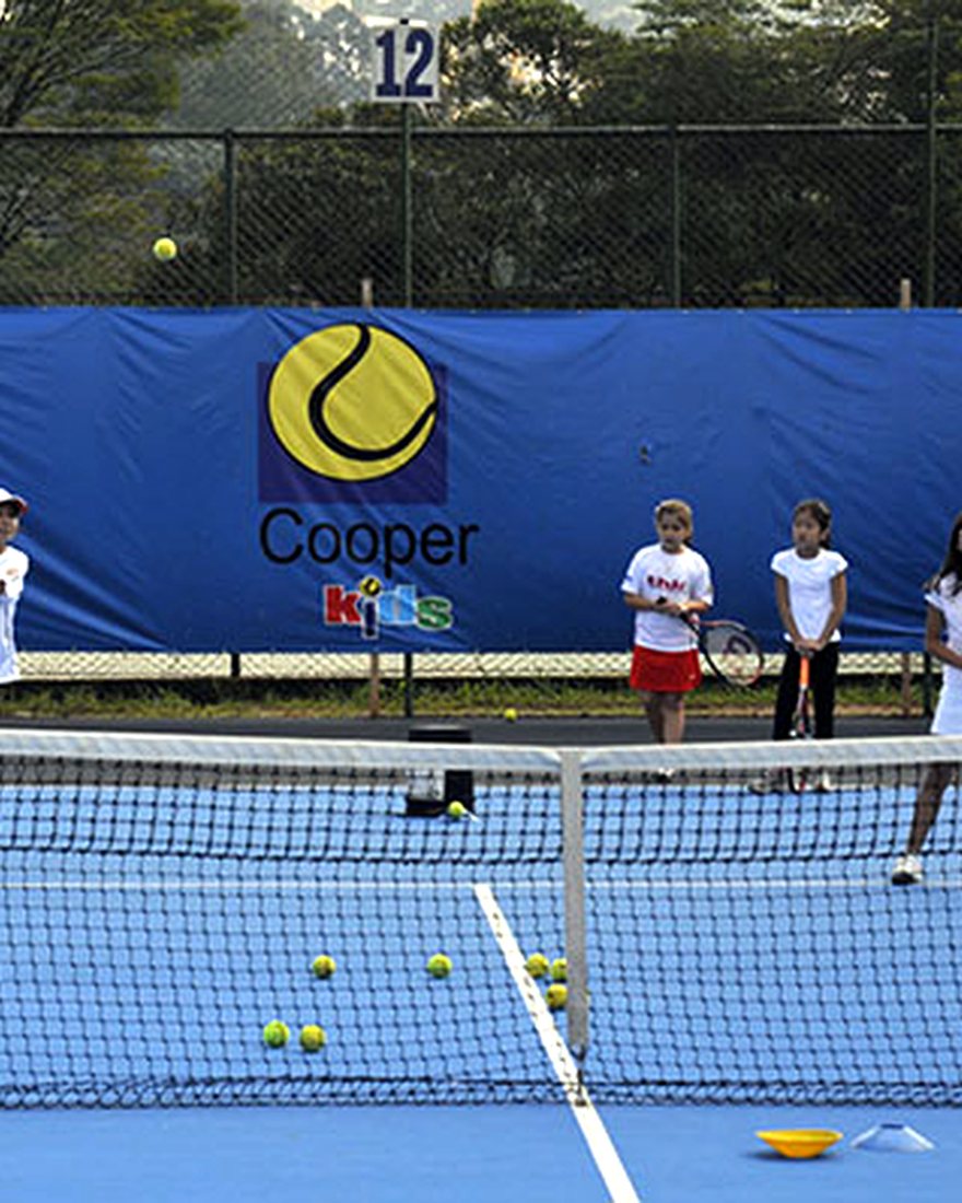 Crianças da escolinha Cooper Kids em treino